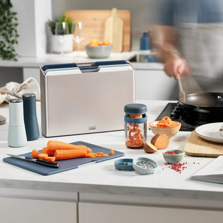 Les lames peuvent être stockées dans le Spiro Le cutter à spirale de Joseph Joseph peut être rangé