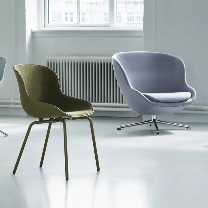 Les chaises et fauteuils Hyg de Normann Copenhagen sont synonymes de chaleur et de confort.