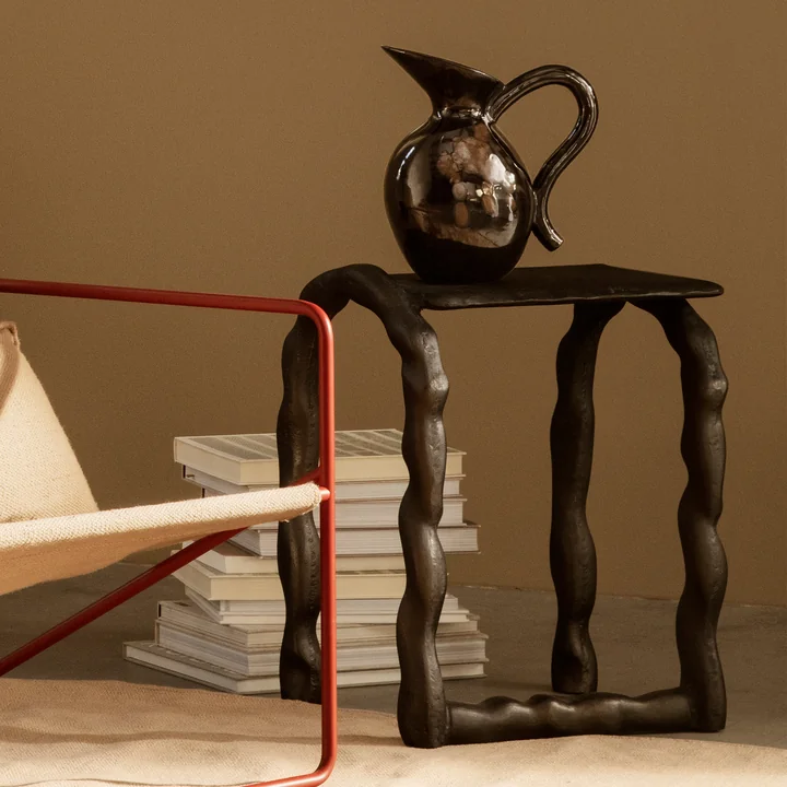 La carafe Verso par ferm Vivre sur une table d'appoint rustique