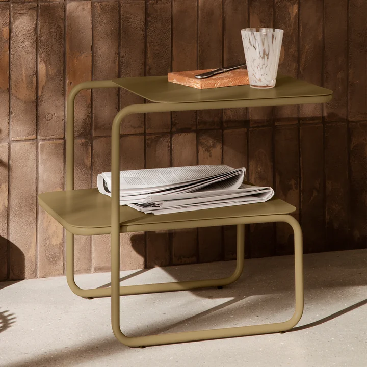 La table d'appoint Level de Ferm Living offre beaucoup de place pour les livres, les boissons et autres.
