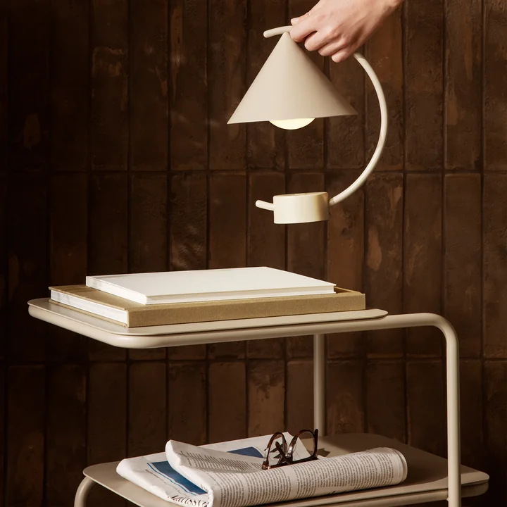 La lampe de table Meridian sur la table d'appoint Level de Ferm Living