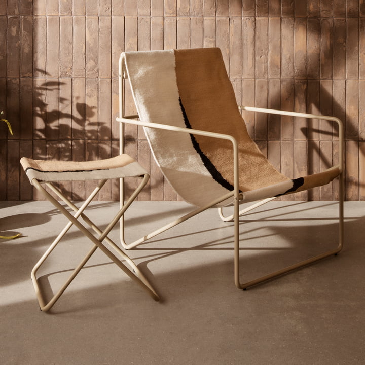 Le tabouret Desert et la Lounge Chair de ferm Living en combinaison