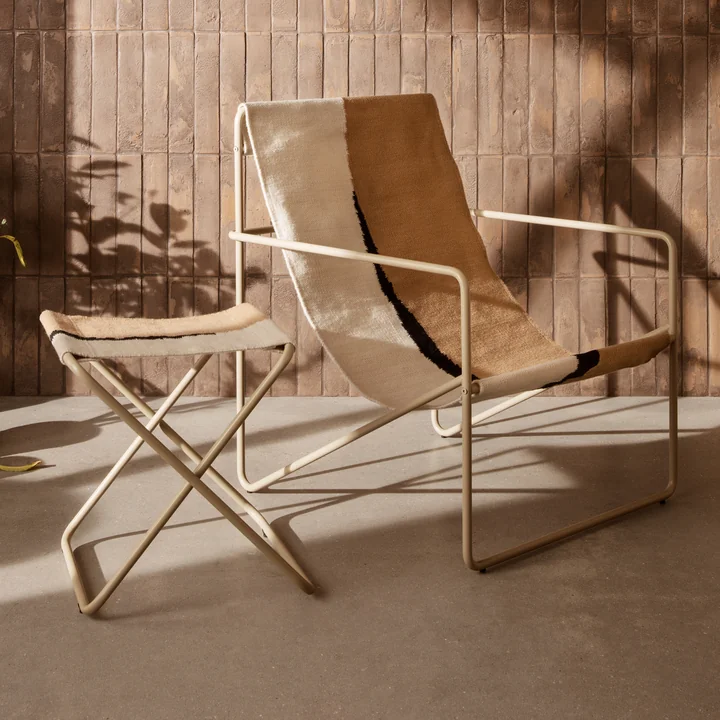Le tabouret Desert et la Lounge Chair de Ferm Living en combinaison