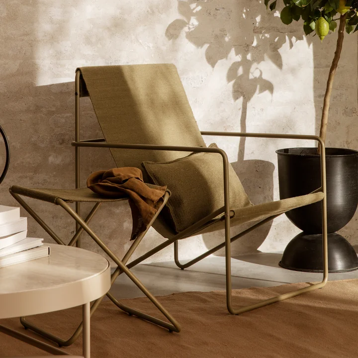 Le Desert Lounge Chair, le tabouret et le coussin de Ferm Living s'adaptent à toutes les ambiances