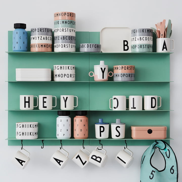 Bols, tasses, canettes et bouteilles de Design Letters sur une étagère murale