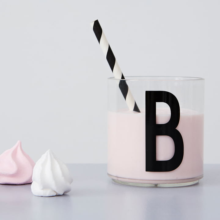 Le verre à boire AJ Kids Personal de Design Letters est le cadeau idéal pour les enfants