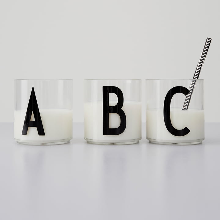 Le verre à boire AJ Kids Personal de Design Letters peut être utilisé de plusieurs façons