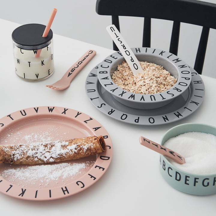 Le Eat & Learn Les assiettes Tritan de Design Letters attirent l'attention sur toutes les tables