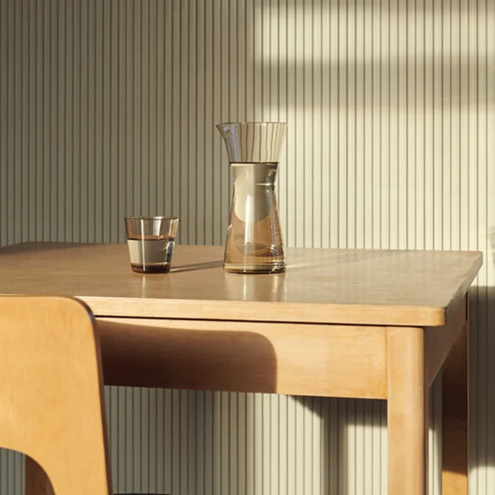 La Kartio Carafe de Iittala sur une table de salle à manger en bois