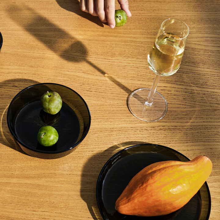 Essence L'assiette en verre de Iittala avec des fruits sur la table à manger