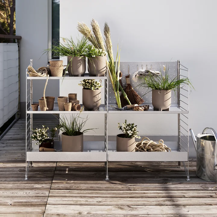 Une élégante étagère métallique pour la terrasse