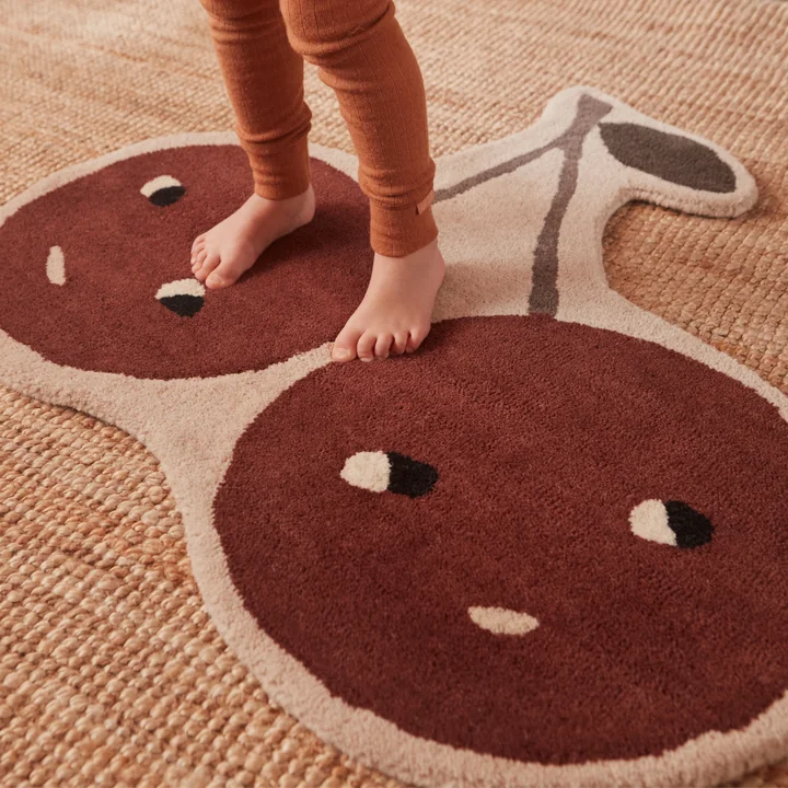 Le tapis pour enfants Cherry de OYOY garde les pieds au chaud et a un aspect amusant