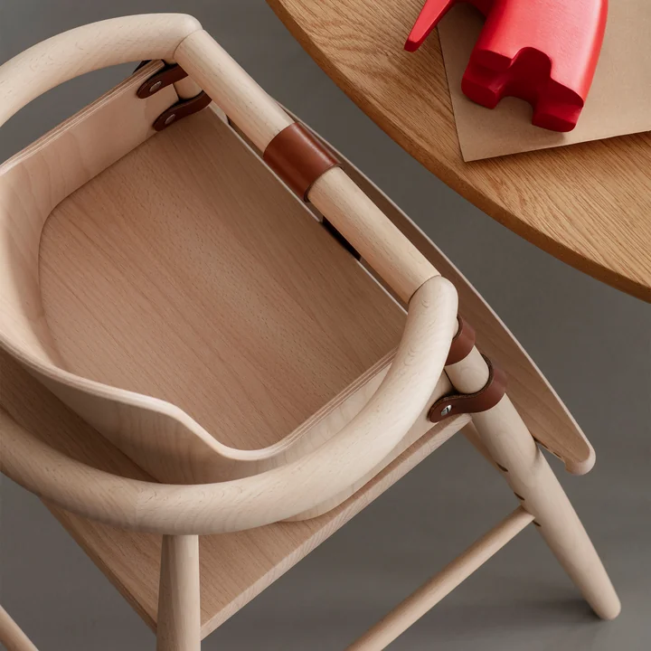 Le dossier de la chaise haute pour enfants ND54 de Carl Hansen à la table à manger