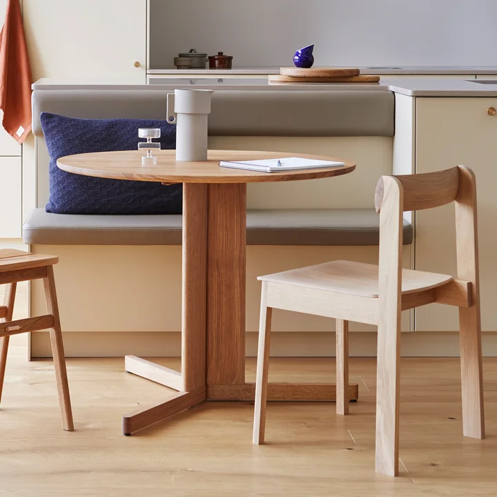 Design scandinave et épuré en bois dans la salle à manger