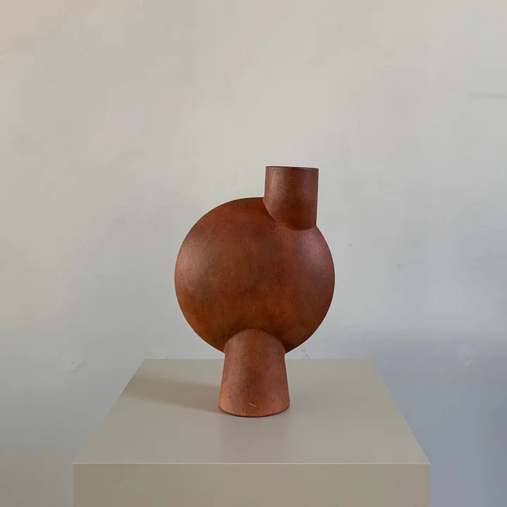 Le vase Sphere Bubl Medio de 101 Copenhagen rappelle l'art des sculpteurs