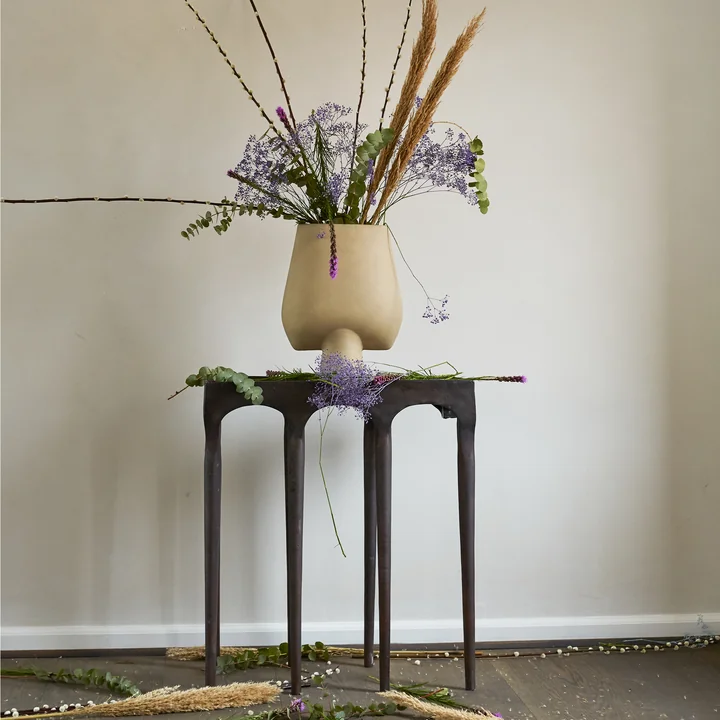 Le vase Sphere Square Large de 101 Copenhagen avec un grand bouquet