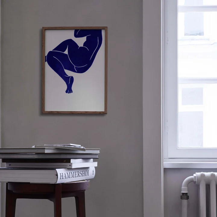 Le poster Linocut de Paper Collective avec un personnage bleu vif