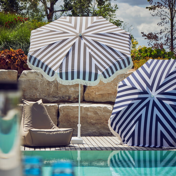 Le parasol Retro Ø 200 cm de Jan Kurtz au bord de la piscine