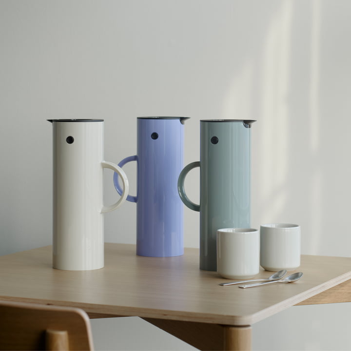 La verseuse isotherme EM 77 de Stelton dans les nouvelles couleurs de la saison