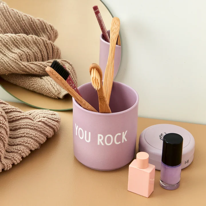 Le gobelet en porcelaine AJ Favourite de Design Letters comme gobelet pour brosse à dents