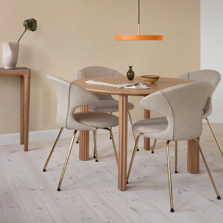 La table à manger du site Comfort Circle de Umage dégage une légèreté subtile