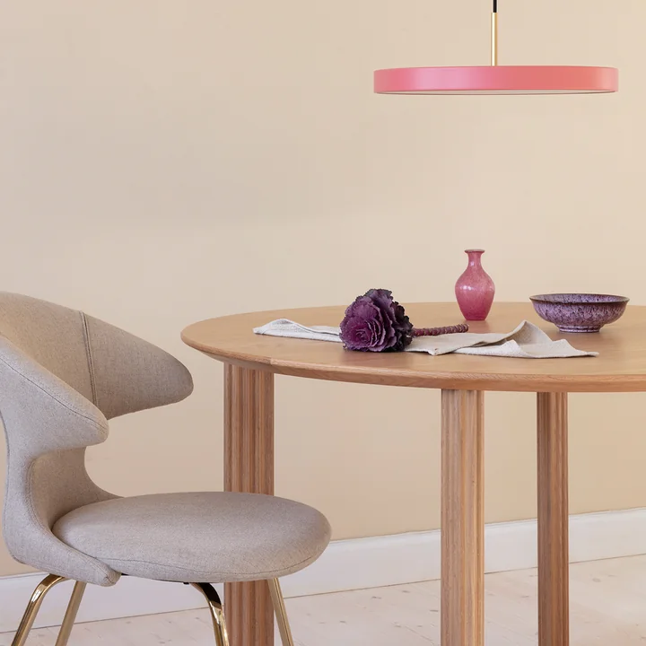 Les pieds sculptés de la table à manger Comfort Circle de Umage