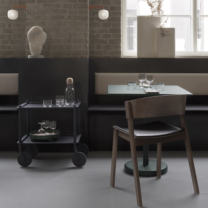 Le chariot d'appoint Flow avec la table Linear Steel et la Cover Side Chair de Muuto dans le restaurant