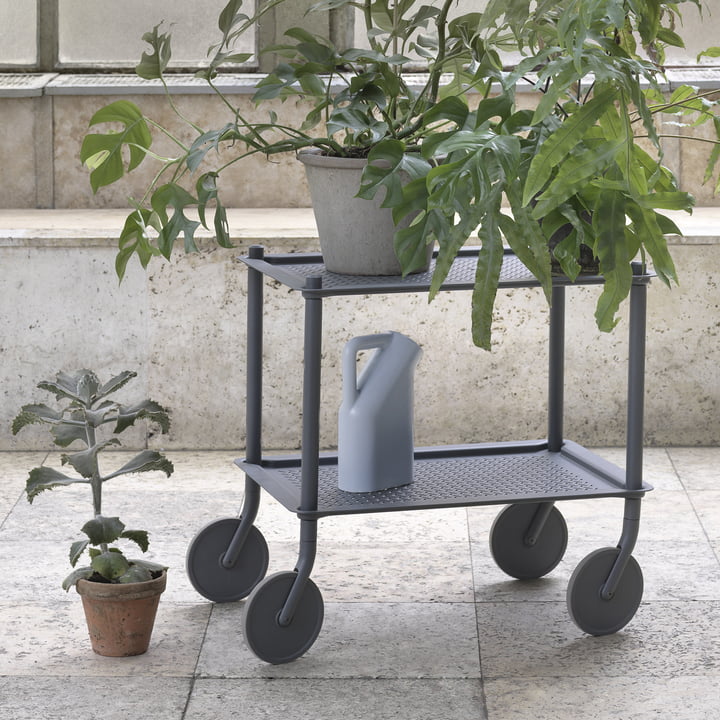 Le chariot d'appoint Flow de Muuto avec plantes et arrosoir