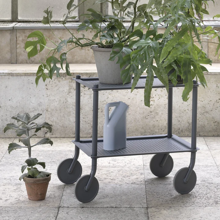 Le chariot d'appoint Flow de Muuto avec plantes et arrosoir