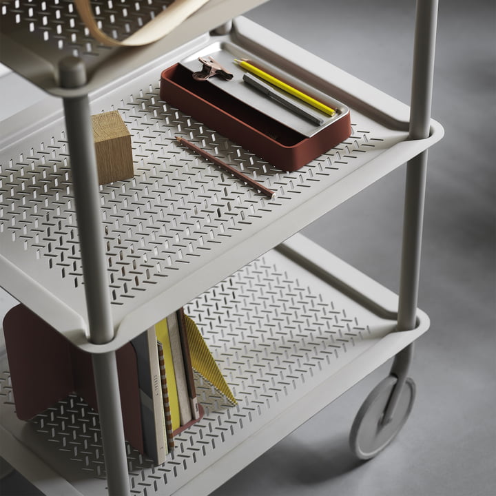 Le chariot d'appoint Flow de Muuto avec ses grands plateaux