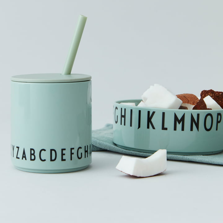 Le Eat & Learn Tritan cup and bowl de Design Letters avec des snacks