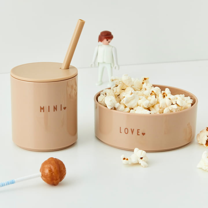 Le AJ Mini Favourite Gobelet et bol en Tritan de Design Letters avec pop-corn