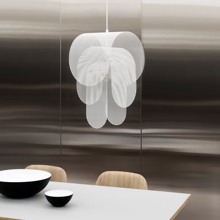 Le luminaire suspendu Superpose de Normann Copenhagen au-dessus d'une table à manger