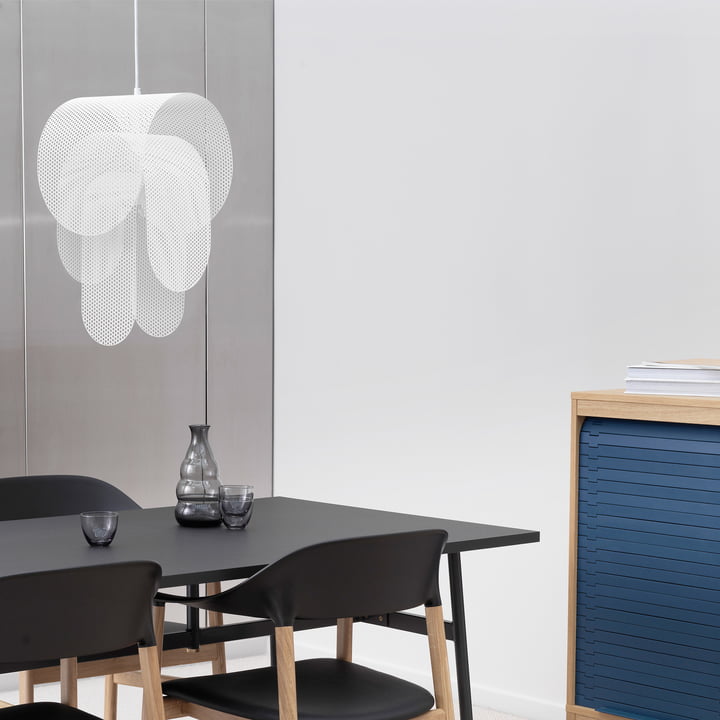 La lampe à suspension Superpose de Normann Copenhagen sur une table noire