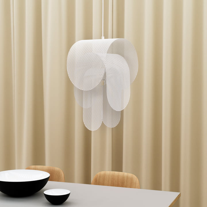 Le luminaire suspendu Superpose de Normann Copenhagen semble semi-transparent.