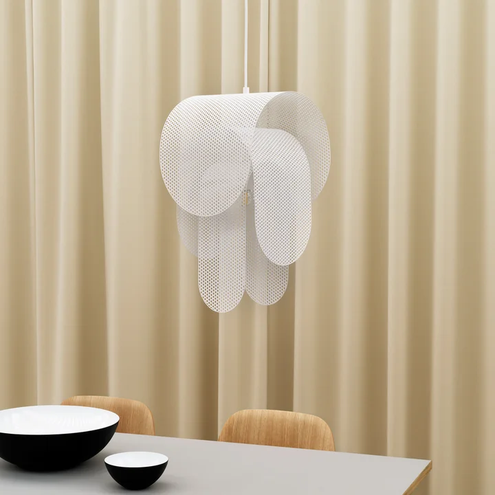 Le luminaire suspendu Superpose de Normann Copenhagen semble semi-transparent.