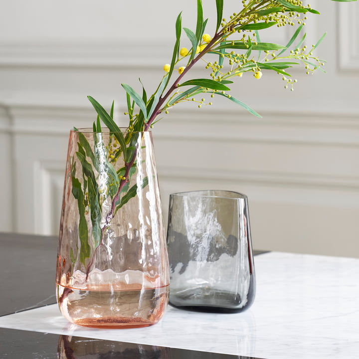 Les vases en verre de Collect de & Tradition créent un effet d'ondulation.