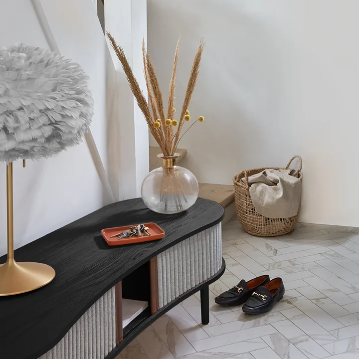 Le banc TV Audacious de Umage avec l'abat-jour EOS