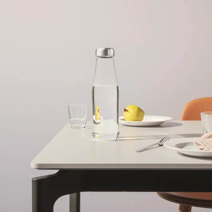 Une carafe en verre minimaliste pour chaque repas