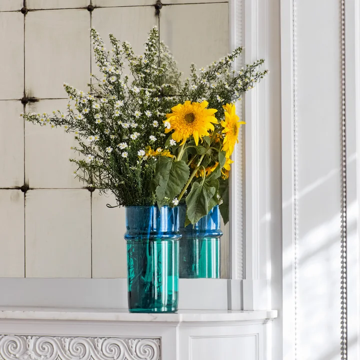 Le vase marocain bleu-vert de HAY avec des fleurs jaunes