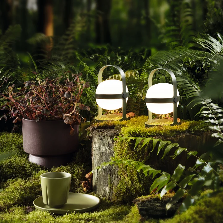 Les luminaires Soft Spot Solar de Rosendahl dans le jardin
