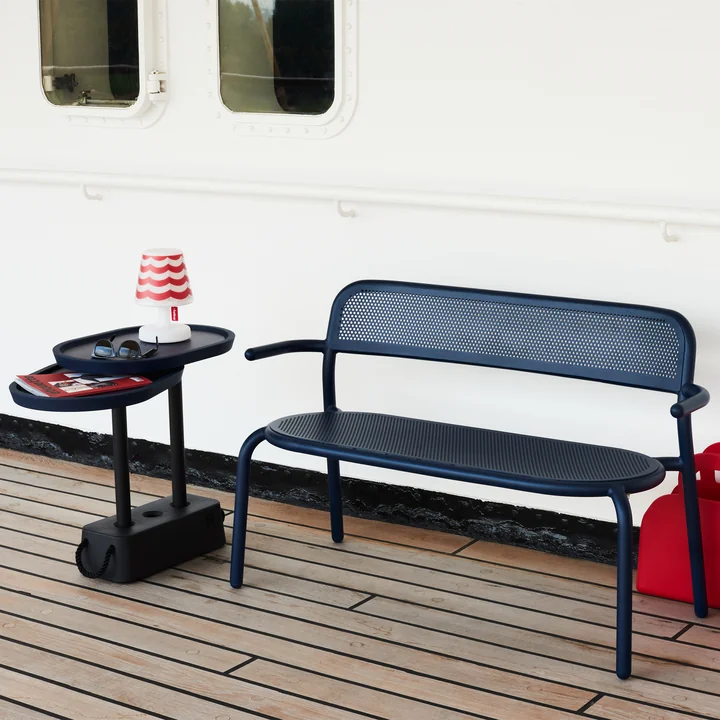 La table latérale Brick à côté du banc Toní par Fatboy