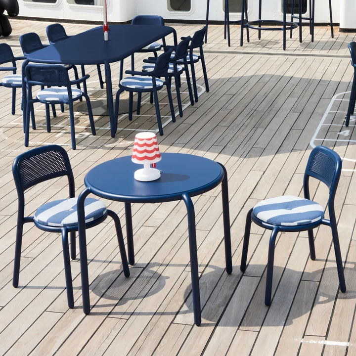 Les meubles Toní de Fatboy avec des coussins sur une terrasse en bois