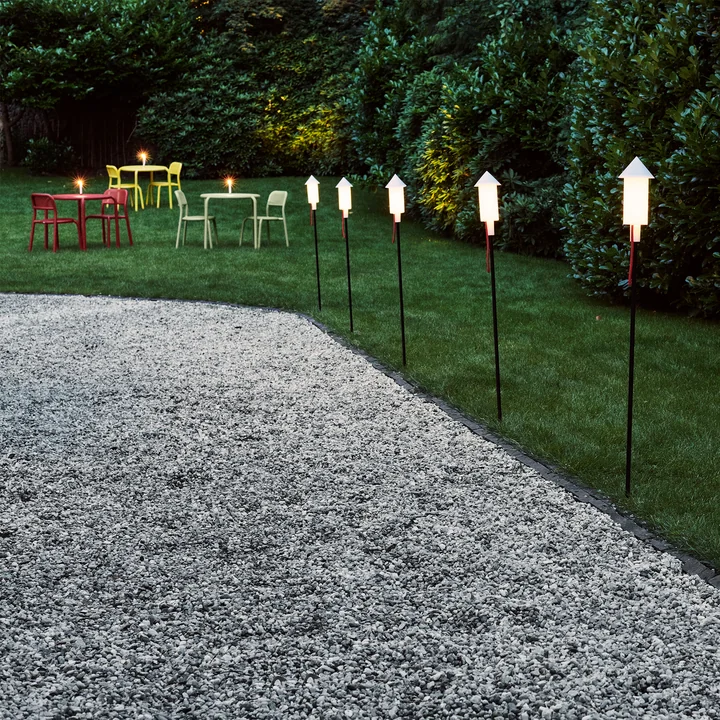 Prêt a Racket La lumière solaire de Fatboy le long d'un chemin de gravier.