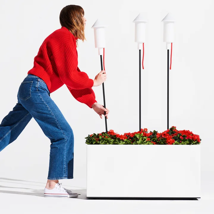 Prêt a Racket La lumière solaire de Fatboy dans un grand pot avec de la terre