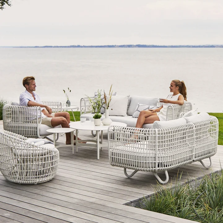 Le design léger et aéré du mobilier Nest Outdoor par Cane-line