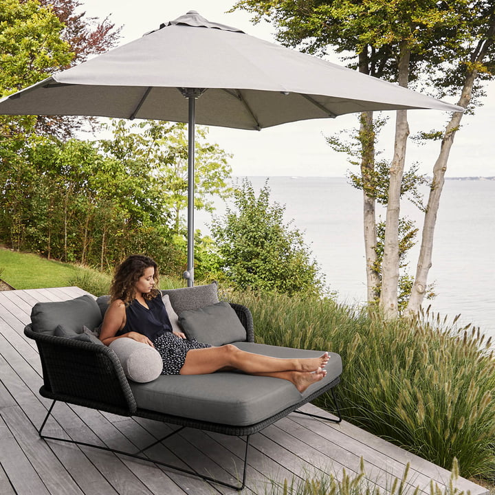 Le spacieux Horizon Daybed Outdoor de Cane-line peut accueillir toute la famille