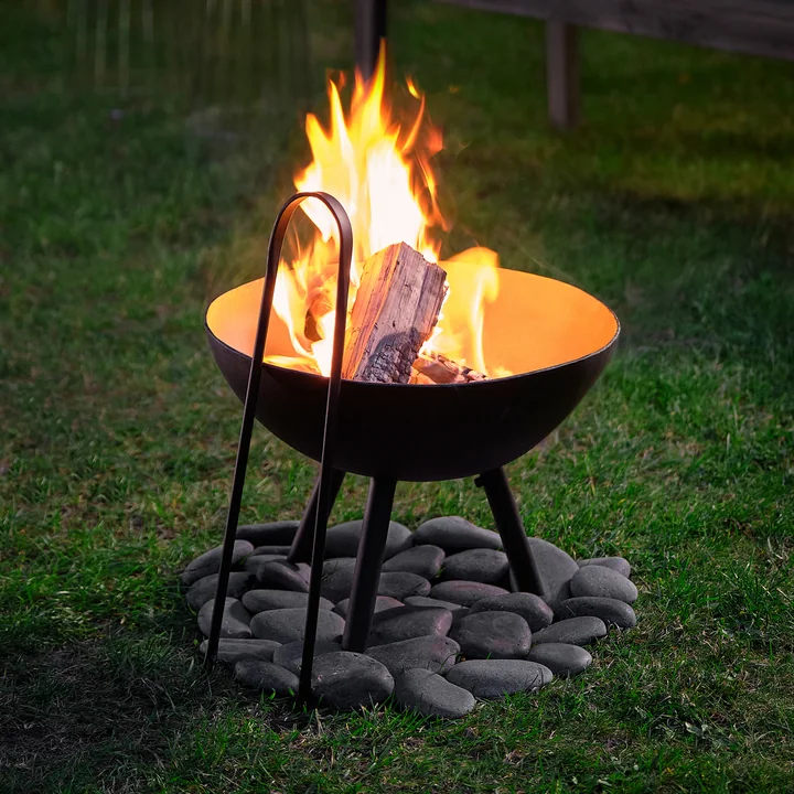 Des flammes vives dans le bol de feu Flames de Philippes