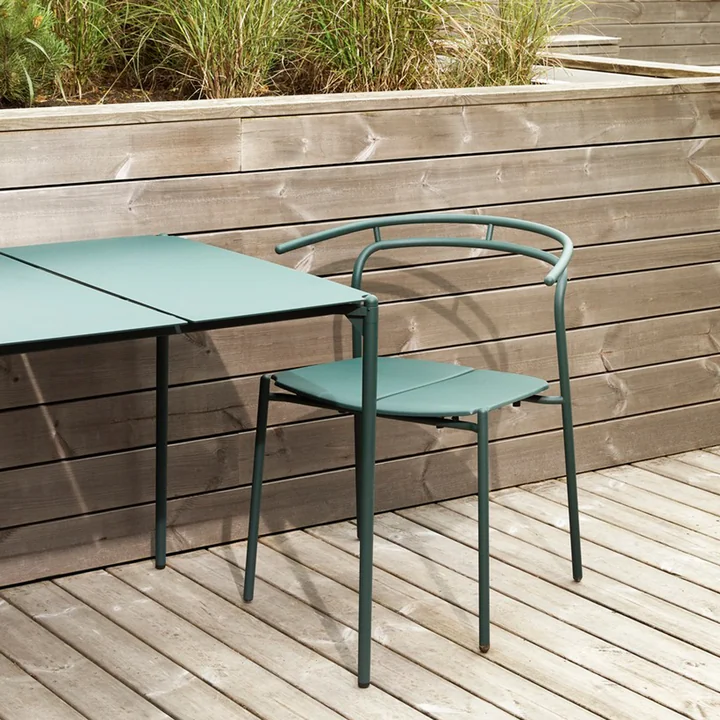 La table et la chaise Novo de AYTM sur la terrasse en bois
