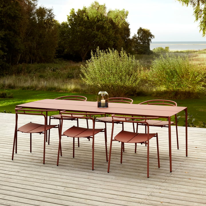 Le site Novo table et les Novo Chaises de AYTM sur une terrasse à l'extérieur
